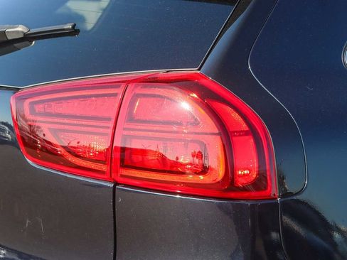 Used 2022 Kia Niro EX Premium image 8