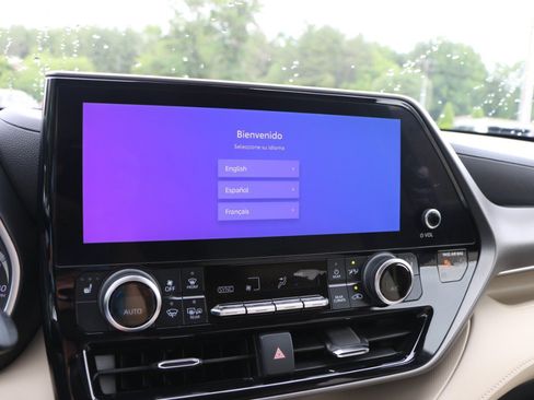 Used 2023 Toyota Highlander XLE FWD image 21