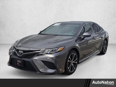 Used 2018 Toyota Camry SE FWD image 1