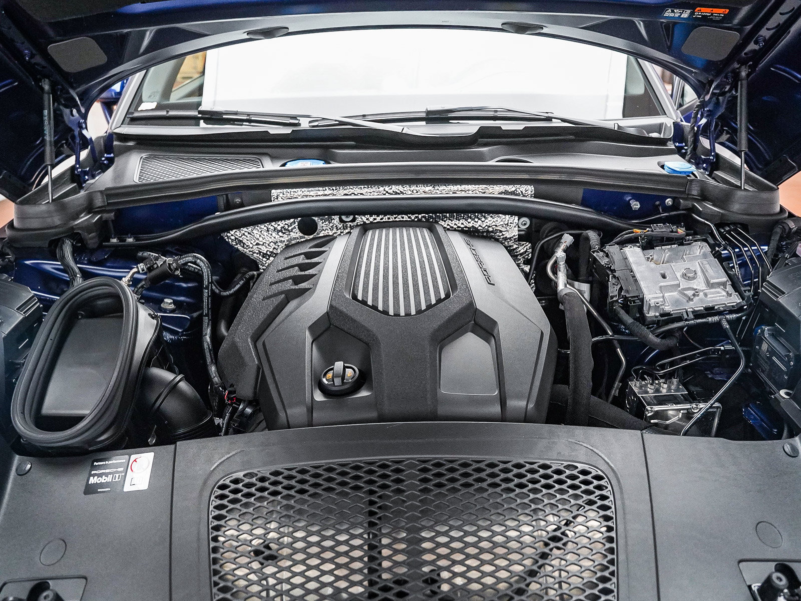 Certified 2025 Porsche Macan AWD/4WD image 31