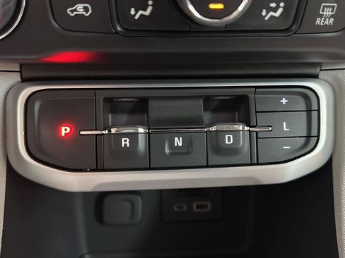 Used 2023 GMC Acadia SLT image 13