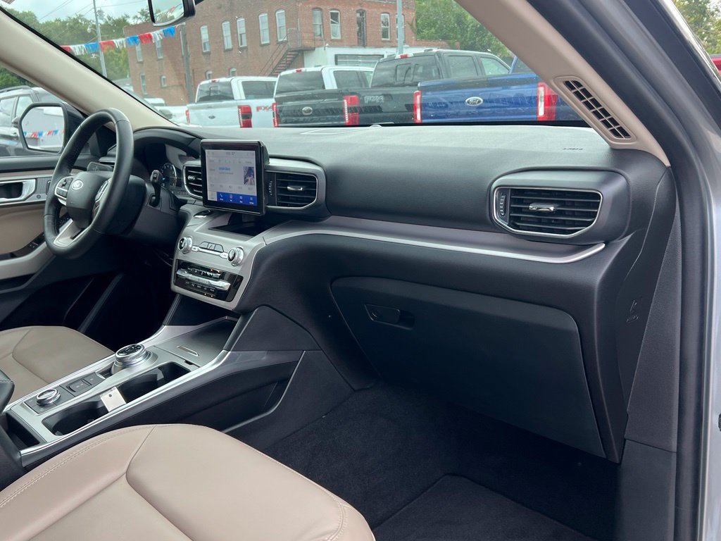 Used 2023 Ford Explorer XLT AWD/4WD image 21