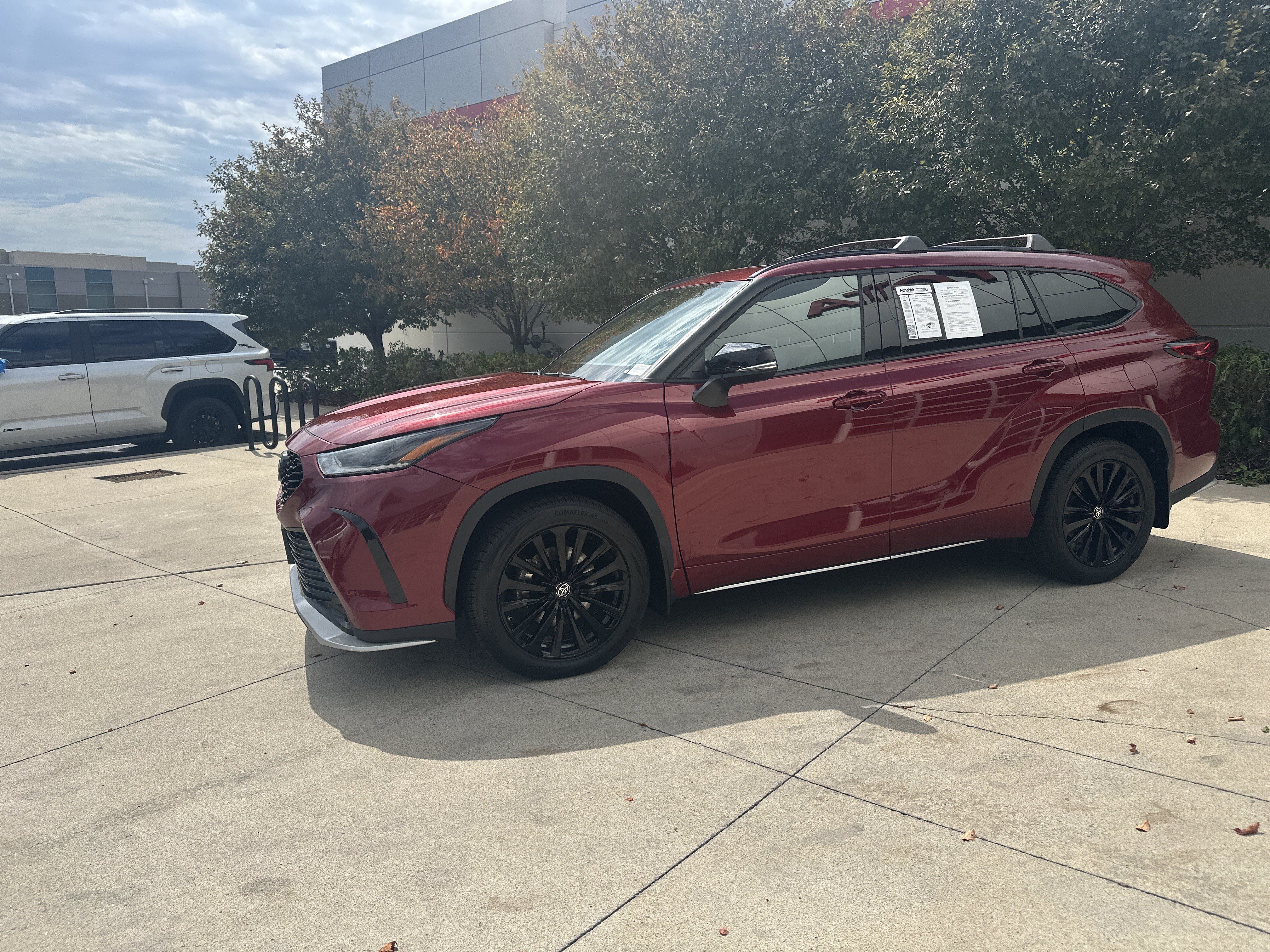 Used 2023 Toyota Highlander XSE AWD/4WD image 3