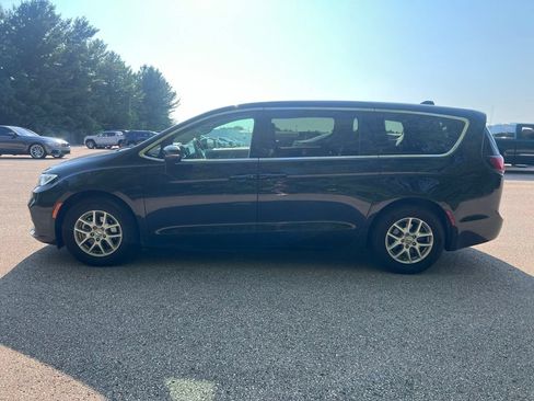 Used 2023 Chrysler Pacifica Touring-L FWD image 6