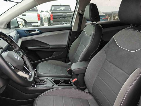 Used 2024 Volkswagen Taos SE FWD image 16