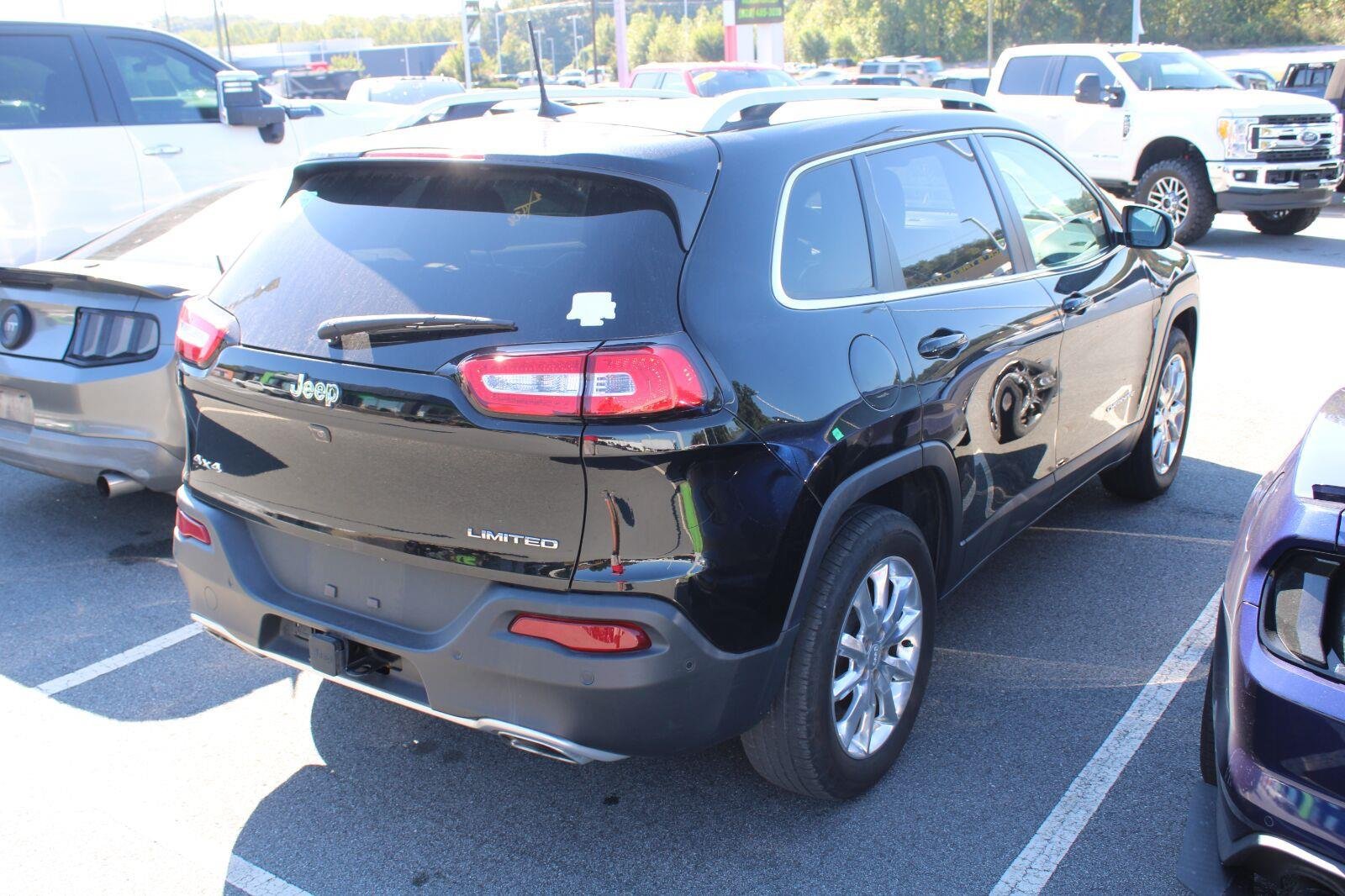 Used 2017 Jeep Cherokee Limited w/ Technology Group AWD/4WD image 4