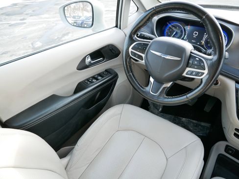 Used 2021 Chrysler Pacifica Touring-L image 9