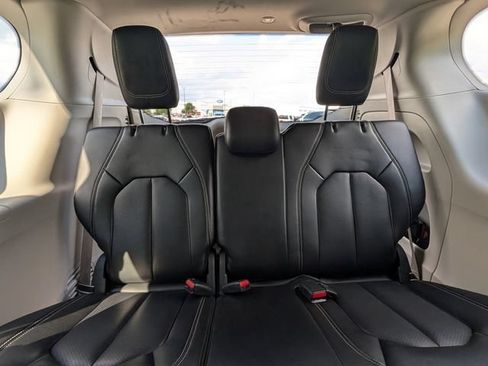 Used 2023 Chrysler Pacifica Touring-L FWD image 29