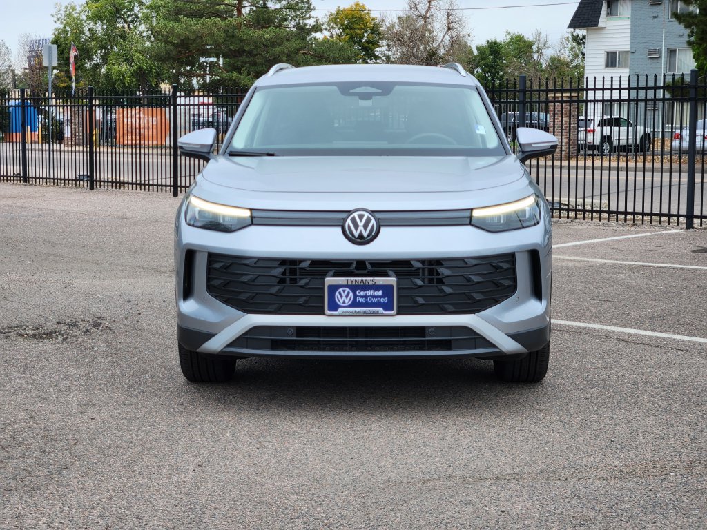 Used 2025 Volkswagen Tiguan SE AWD/4WD image 2