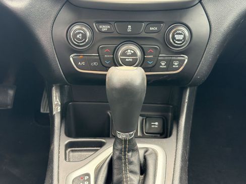 Used 2018 Jeep Cherokee Latitude Plus w/ Comfort/Convenience Group FWD image 18