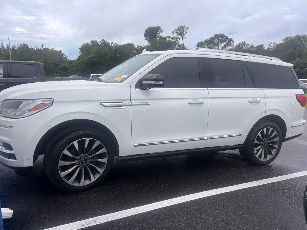 Used 2021 Lincoln Navigator Reserve w/ Luxury Package AWD/4WD image 2