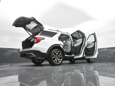 Used 2025 Ford Explorer Platinum w/ Ultimate Package image 92