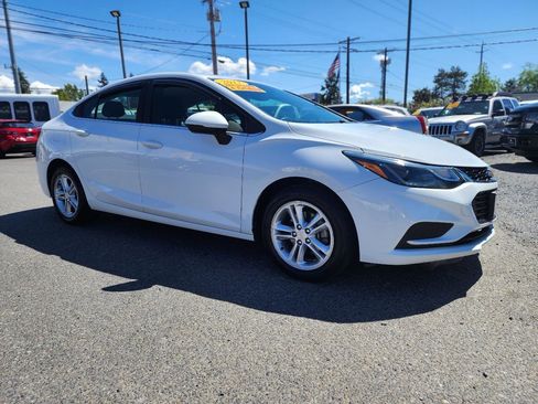 Used 2017 Chevrolet Cruze LT FWD image 4