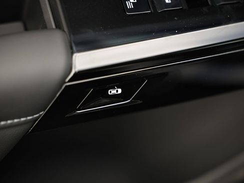 New 2026 BMW 740i w/ Executive Package image 18