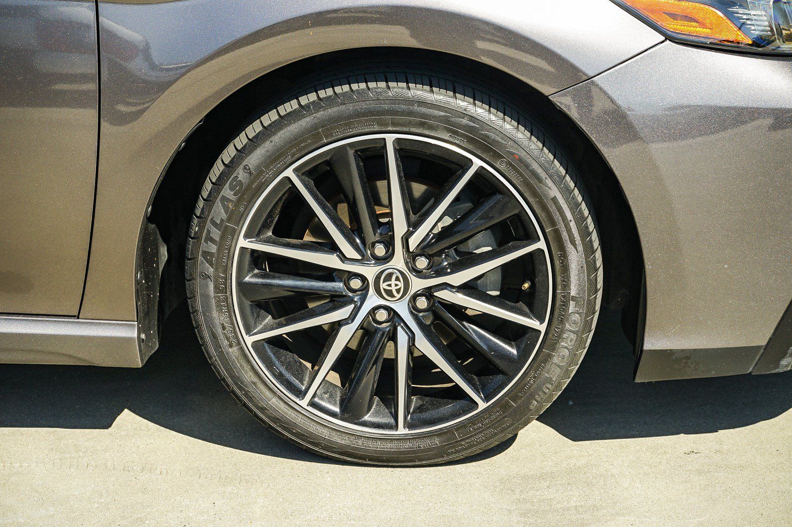 Used 2021 Toyota Camry SE w/ Carpet Mat Package (TMS) FWD image 9