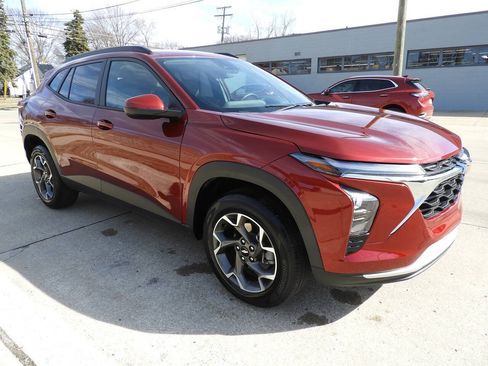 Used 2025 Chevrolet Trax LT w/ Driver Confidence Package FWD image 12