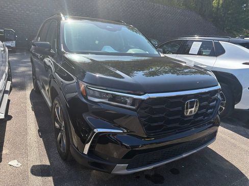 Used 2025 Honda Pilot Touring image 4