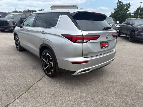 Used 2022 Mitsubishi Outlander SE FWD image 3