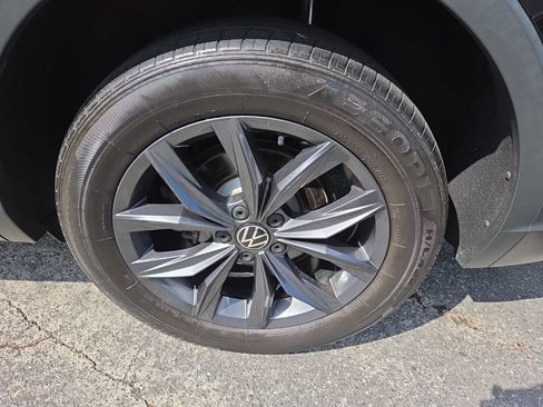 Used 2022 Volkswagen Tiguan SE AWD/4WD image 12