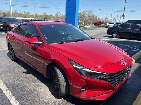 Used 2023 Hyundai Elantra SEL w/ Preferred Accessory Package image 1