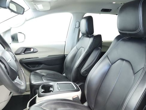 Certified 2023 Chrysler Pacifica Touring-L FWD image 28