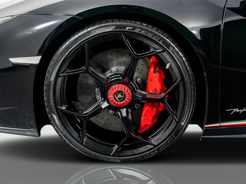 Used 2018 Lamborghini Huracan Performante AWD/4WD image 21