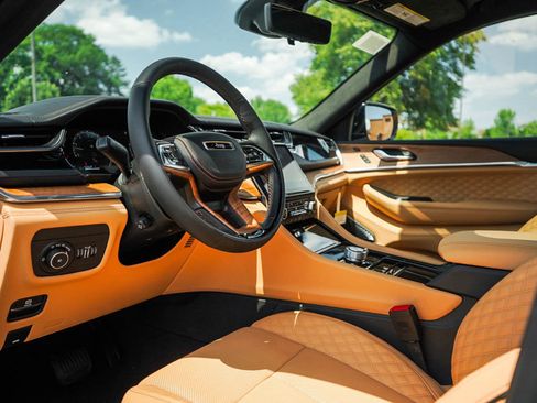 New 2025 Jeep Grand Cherokee Summit image 17