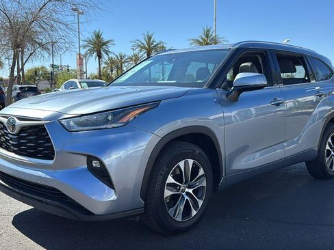 Used 2021 Toyota Highlander XLE image 3