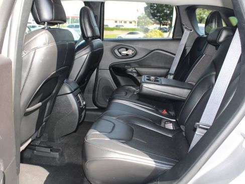 Used 2020 Jeep Cherokee Latitude Plus AWD/4WD image 16