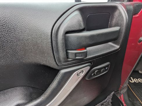 Used 2012 Jeep Wrangler Unlimited Sahara image 9