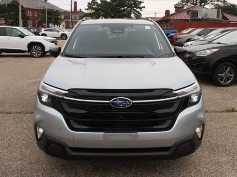 Used 2025 Subaru Forester Touring AWD/4WD image 2