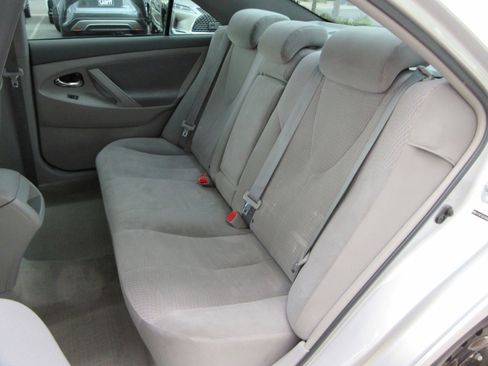 Used 2010 Toyota Camry LE FWD image 21