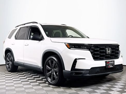 Used 2023 Honda Pilot Sport image 1