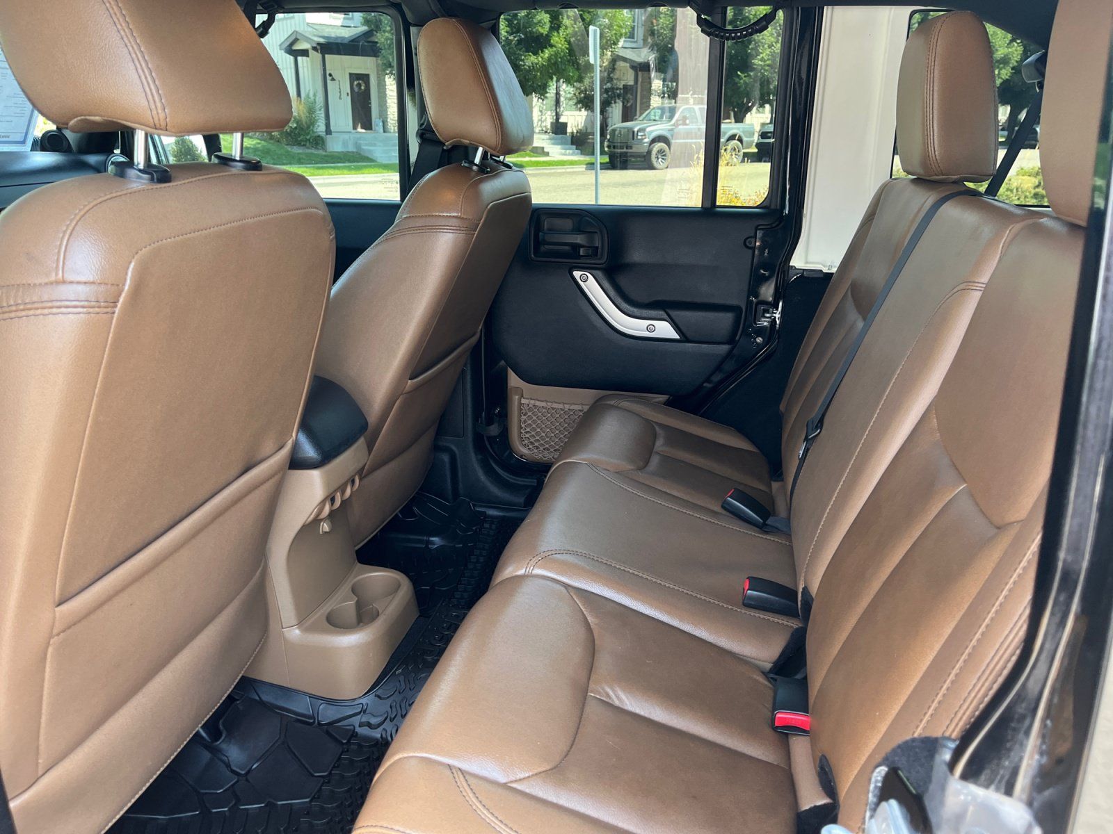 Used 2013 Jeep Wrangler Unlimited Rubicon w/ Connectivity Group AWD/4WD image 17