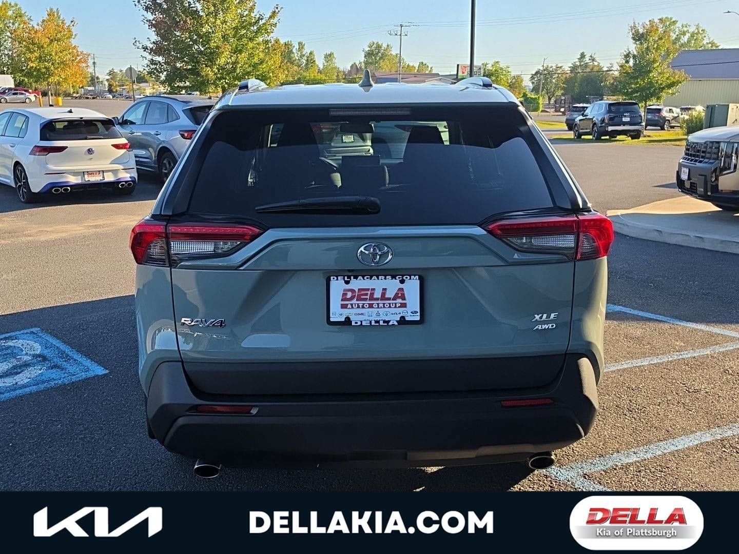 Used 2020 Toyota RAV4 XLE w/ Convenience Package AWD/4WD image 4