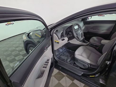 Used 2017 Hyundai Elantra SE image 18