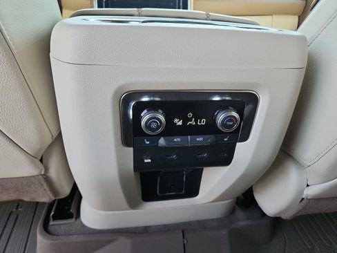 Used 2025 GMC Yukon XL Denali w/ Denali Reserve Package AWD/4WD image 12