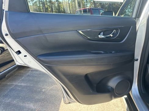 Used 2018 Nissan Rogue SV w/ Premium Package image 8