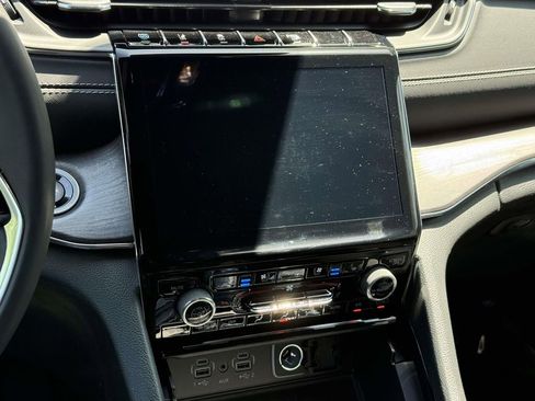 Used 2023 Jeep Grand Cherokee Overland w/ Luxury Tech Group IV AWD/4WD image 16