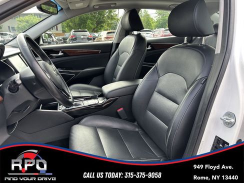 Used 2017 Kia Cadenza Premium w/ Luxury Package FWD image 12