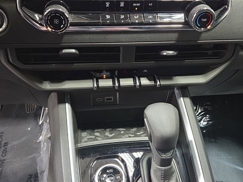 Used 2023 Chevrolet Colorado Trail Boss w/ Technology Package image 28