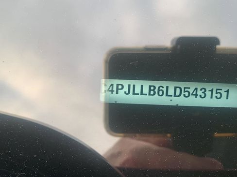 Used 2020 Jeep Cherokee Latitude Plus image 22