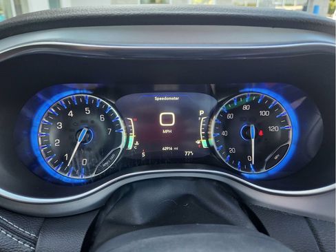 Used 2025 Chrysler Pacifica Limited FWD image 29