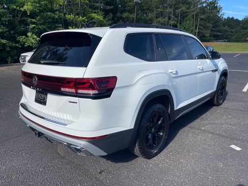 Used 2025 Volkswagen Atlas Peak Edition SE AWD/4WD image 17
