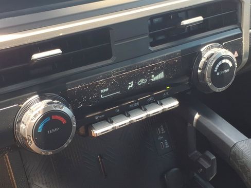 Certified 2025 Toyota Tacoma SR5 AWD/4WD image 18