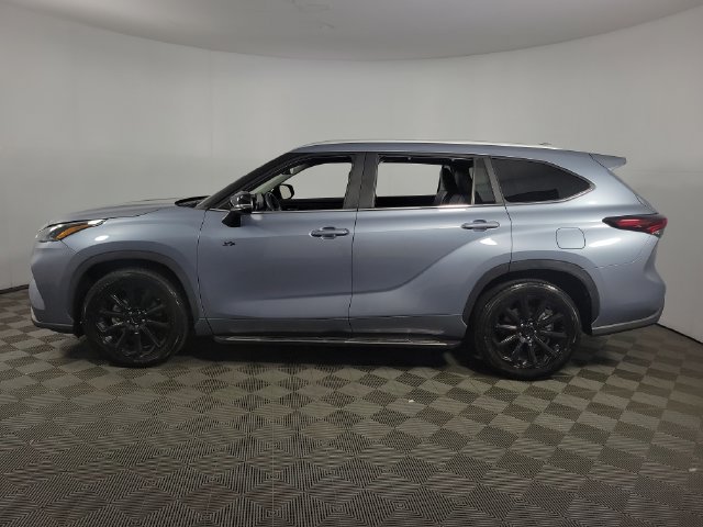 Used 2024 Toyota Highlander XLE FWD image 4