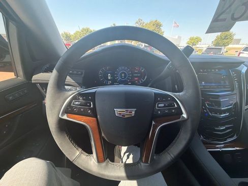 Used 2018 Cadillac Escalade Luxury AWD/4WD image 12