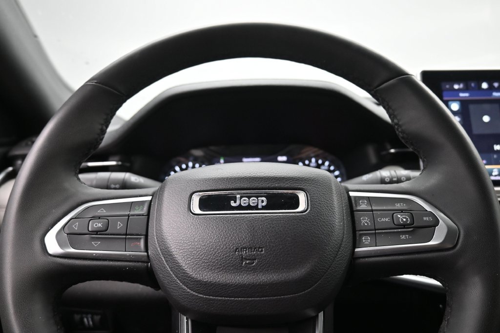 Used 2025 Jeep Compass Limited AWD/4WD image 12