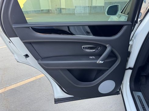 Used 2019 Bentley Bentayga image 20