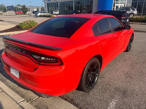 Used 2017 Dodge Charger SE w/ Blacktop Package RWD image 3